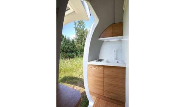 Fue diseñada por un arquitecto eslovaco. Cuenta con 120 pies cuadrados (11,1 m_) y paneles solares, sistema de captación de gua de lluvia y su propia turbina eólica.