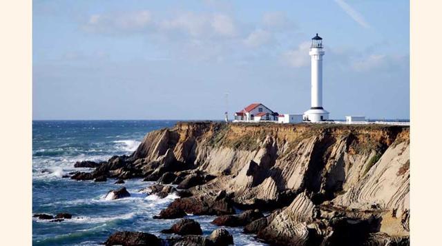 Una habitación para dos en lo alto de un faro, perfecto para una escapada romántica. Point Arena, California, Estados Unidos. (Foto: Airbnb)