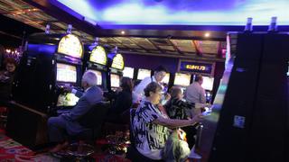 Casinos y tragamonedas pagarán ISC en función a número de máquinas y mesas de juegos