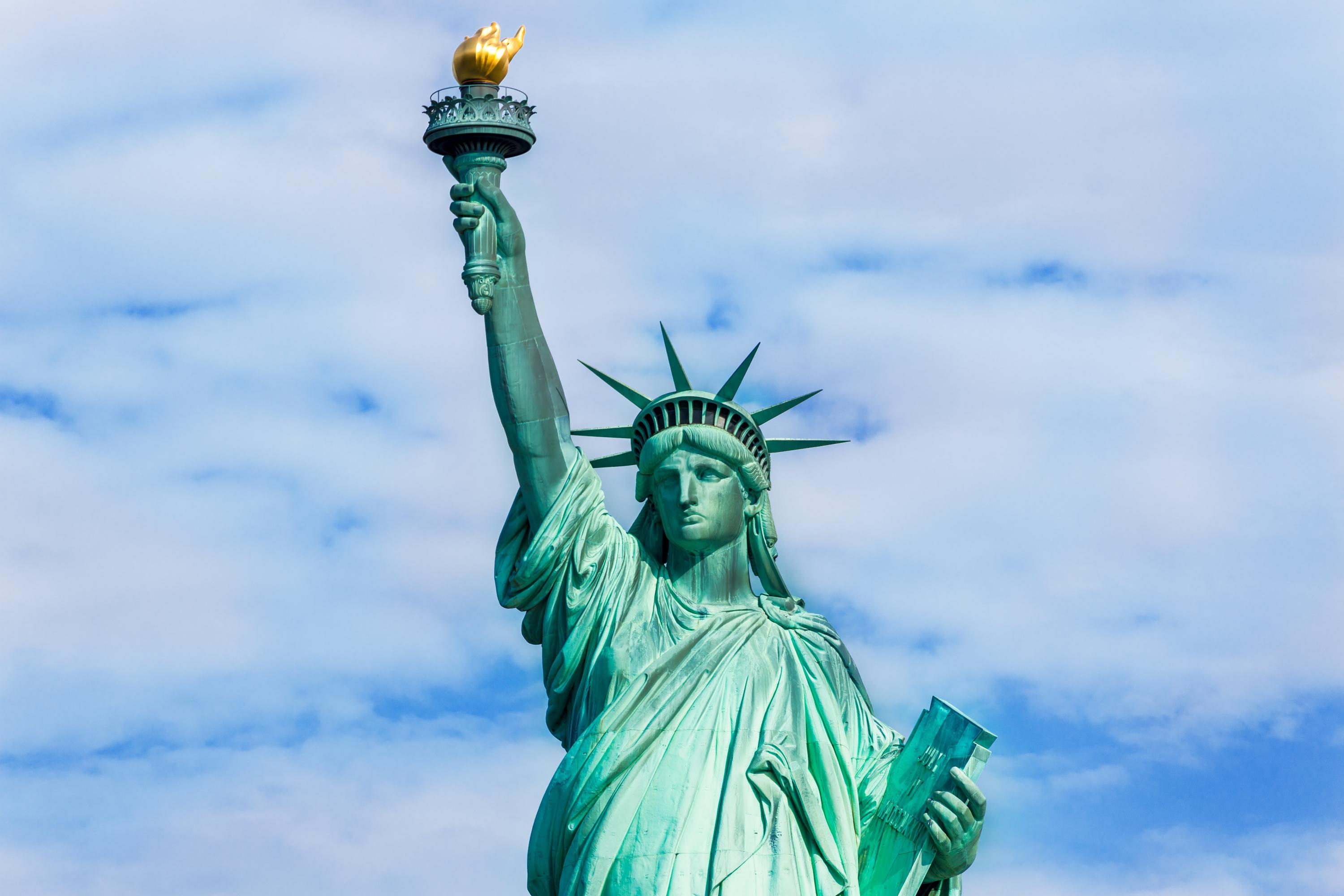 FOTO 1 |  El mirador en la Antorcha de la Estatua de la Libertad- Nueva York, Estados Unidos
La Estatua de la Libertad se puede visitar por dentro, pero sólo se puede subir hasta la corona. En realidad hay una escalinata que sube hasta la punta de la antorcha, pero está cerrada al público desde 1916. En junio de aquel año, poco antes que Estados Unidos entrara en la Primera Guerra Mundial, los alemanes atacaron una isla próxima a la estatua. La explosión causó varios impactos que dañaron la Estatua de la Libertad, principalmente su antorcha.