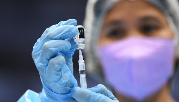 Un trabajador médico prepara una vacuna contra el coronavirus de BioNtech-Pfizer en la ciudad de Makati, en los suburbios de Manila, el 29 de noviembre de 2021. (Foto: Ted ALJIBE / AFP)