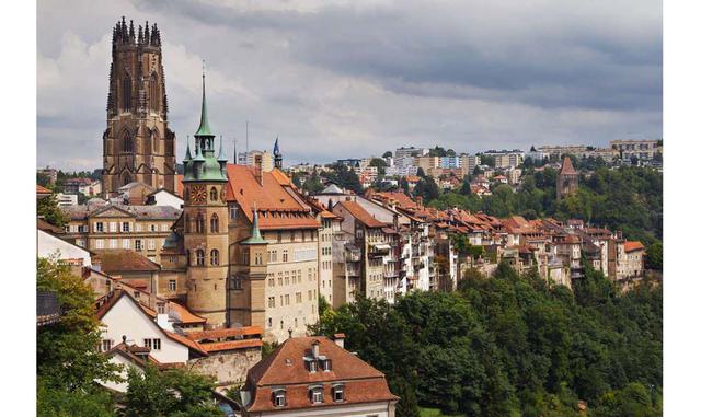 Friburgo (Suiza). Si existe algún adjetivo con el que describir Friburgo ese es ‘peculiar’. Y es que esta urbe coqueta anda a medio camino de todo, la gente habla alemán o francés indistintamente y todavía sigue pareciendo un milagro que se haga vida en u
