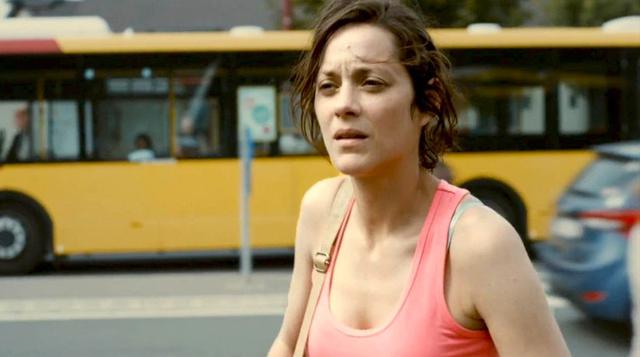 Deux jours, une nuit (2014).  Marion Cotillard interpreta a Sandra, una mujer que está a punto de perder su trabajo y empezar a depender de su marido Manu. Para poder evitar su despido, Sandra deberá convencer a sus amigos, en un plazo de dos días, de que