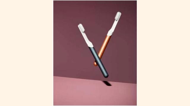 Cepillos inteligentes. Quip es un cepillo de dientes simple, asequible y con pilas que funciona como sus homólogos de Oral-B y Sonicare. Un temporizador de dos minutos vibra cada 30 segundos, recordando a los usuarios que deben cambiar de posición. (Foto: