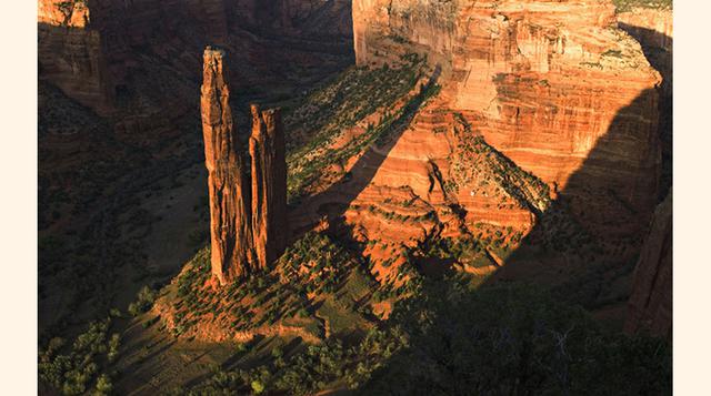 El Cañón de Chelly ofrece un paisaje muy espiritual. Hogar de una comunidad de indios navajo, el lugar más conocido de este parque protegido es la Spider Rock, un monolito de arenisca roja de 244 metros de altura.