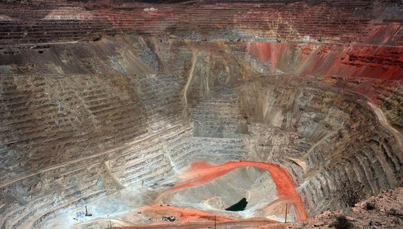 Southern Copper controlado por el Grupo México, tiene una fundición en la localidad de Ilo y opera las minas de Cuajone y Toquepala, en el sur de Perú; así como los yacimientos La Caridad y Buenavista en México.