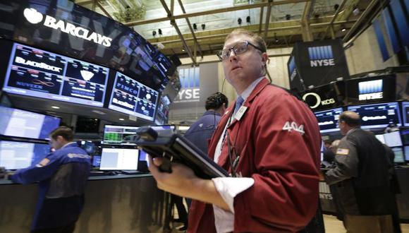 Los mercados bursátiles cayeron con fuerza el lunes y Wall Street se preparaba para abrir con bajas, mientras que los precios del petróleo se dirigieron hacia los US$ 100 el barril, señaló Reuters. (Foto: EFE)