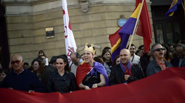 Los manifestantes, como estas personas de Bilbao,  también hicieron alusión a la crisis que atraviesa España desde hace un lustro. (Foto: Reuters)