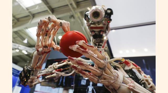 El robot Ecce, recientemente presentado en la Feria de Hannover (Alemania) palpa con mucha delicadez una pelota de hule. (Foto: REUTERS)