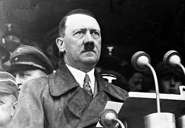 Adolf Hitler: Fruto de una genealogía escabrosa, Hitler, al que su madre apodaba "Adi", tuvo un padre con autoridad indiscutible y brutal. Se orinaba ante el miedo de ser golpeado, lo que provocaba las palizas de su progenitor. Ya a los 11 años sus rasgos comenzaron a mostrar una máscara de locura fría. Mediocre escolar, su madre le inscribió a los 16 años en una escuela de dibujo porque le creía un artista y Hitler confió en su propio talento, pero su fracaso acrecentó su odio por el mundo.
