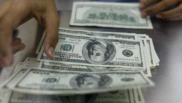 Hoy el dólar se vendía hasta en S/3.455 en los principales bancos. (Foto: Reuters)
