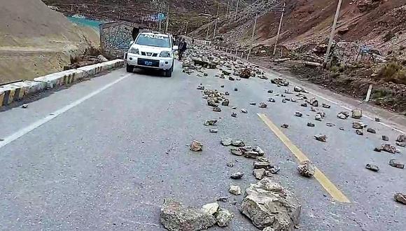 La caída de tierra y agua provocaron la interrupción del tránsito en una de las principales vías de comunicación del país. (Foto: GEC)
