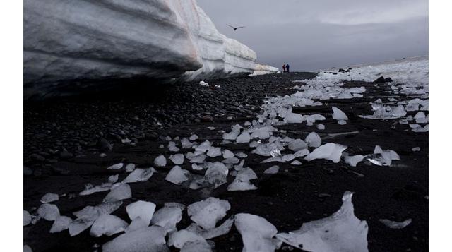 Pedazos de hielo dispersos a lo largo de una vereda en Punta Hanna, Isla Livingston, Antártida. El océano está contribuyendo a derretir el hielo de la Antártida. Según la NASA, 130 millones de toneladas de hielo (118,000 millones de toneladas métricas) se