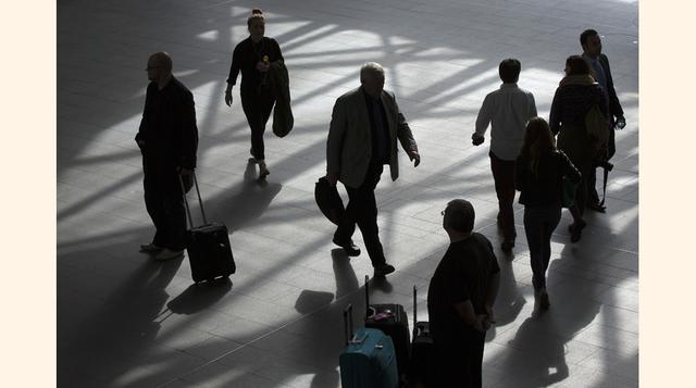 Los grandes bancos comerciales, que pertenecen al sector regulado, suelen tener ramas de inversión que forman parte de la banca en la sombra. Hedge Funds (fondos de cobertura de alto riesgo), firmas financieras, aseguradoras de créditos, fondos mixtos y u