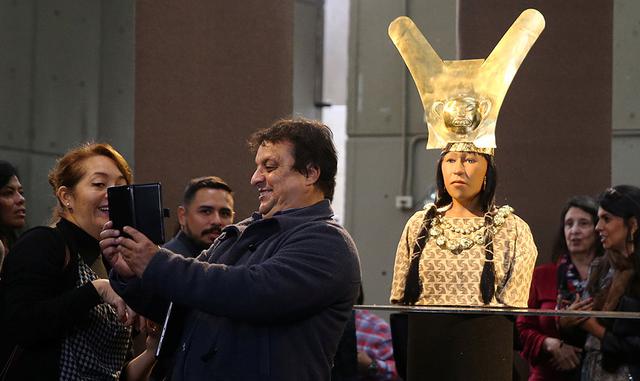 La momia de la gobernante, de 1.45 metros de altura y que bordeaba los 25 años, estaban cubiertos por 18 collares de oro, plata, lapislázuli, cuarzo y turquesa, además de diversos adornos de metales preciosos. (Foto: Reuters)