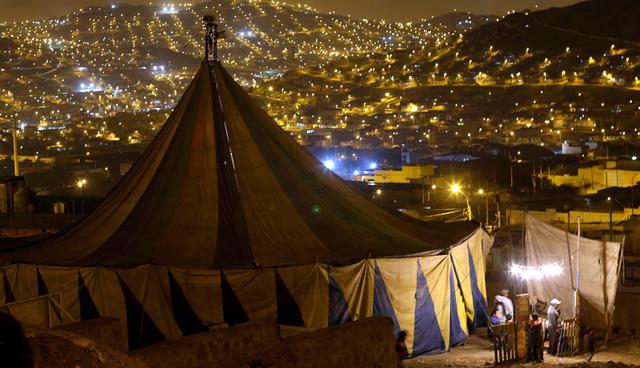 FOTO 1 | Los jóvenes juegan fútbol junto a la carpa de circo Tony Perejil instalada en Puente Piedra. La expansión urbana en la ciudad de 10 millones de habitantes hace que sea difícil encontrar suficiente espacio para instalar una carpa en un vecind