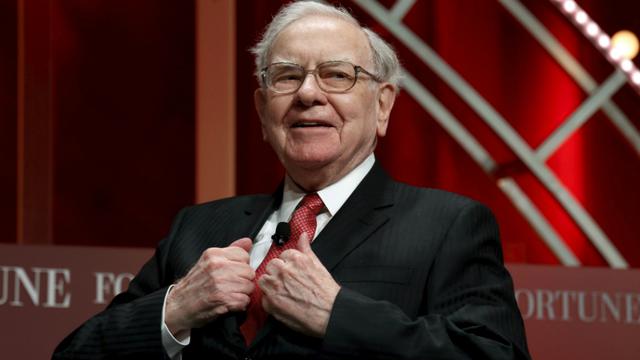 Quedan en tercer lugar las acciones del grupo del multimillonario Warren Buffett, pues no son rivales para los papeles de dos casas de bolsa de América Latina. Una sola acción de la empresa Berkshire Hathaway cuesta US$ 243,000, pero con ese precio sólo a
