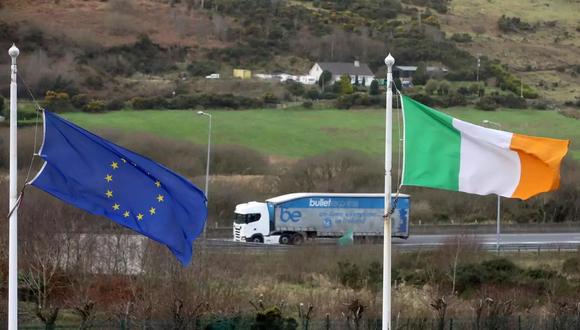 ¿Cómo se puede sacar al Reino Unido de la Unión Europea sin restablecer controles aduaneros con la vecina República de Irlanda?. (Foto: AFP)