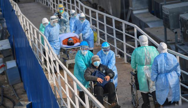 Un hospital improvisado construido en 10 días acoge a sus primeros pacientes en Wuhan, con la ambición de aliviar a los establecimientos sobrecargados de la ciudad china, cuna del nuevo coronavirus. (EFE).