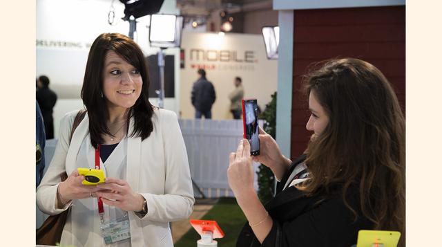 Una mujer toma una foto con un móvil Nokia Lumia 1520 en el Mobile World Congress de Barcelona. (Foto: AP Photo)