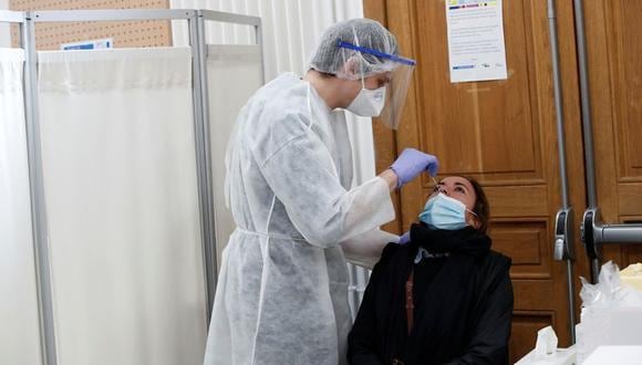 Las nuevas infecciones han llegado ya a las 100,000 por día en Europa, y la región acaba de registrar la mayor incidencia semanal de casos de COVID-19 desde el comienzo de la pandemia, con casi 700,000 casos notificados. (Foto: Reuters)