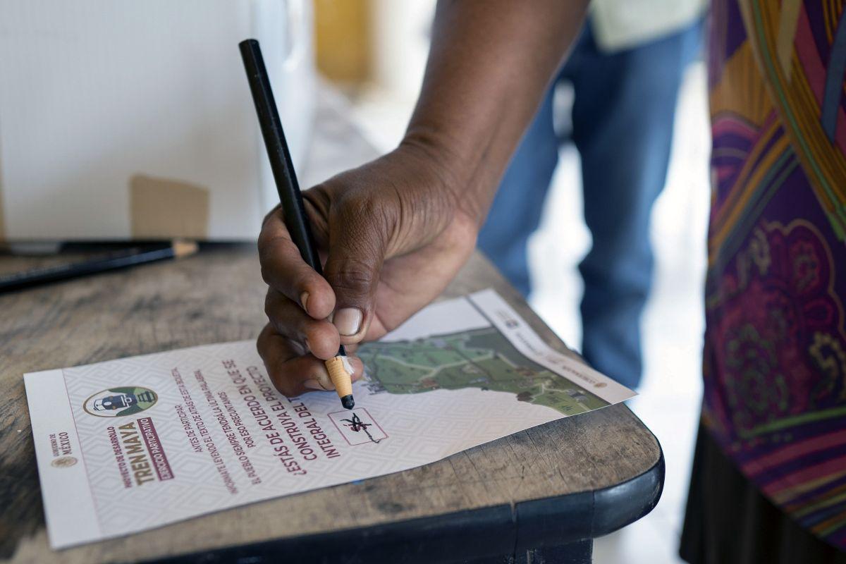 Una ciudadana mexicana marca su voto durante un referéndum sobre la construcción de un Tren Maya, en Champotón, Campeche. (AFP)