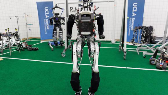Un robot humanoide de tamaño completo llamado ARTEMIS se muestra en la Escuela de Ingeniería Samueli de la UCLA, donde los estudiantes de ingeniería mecánica desarrollaron el primer robot de este tipo en Los Ángeles, California, EE.UU., el 13 de abril de 2023. REUTERS/Mike Blake