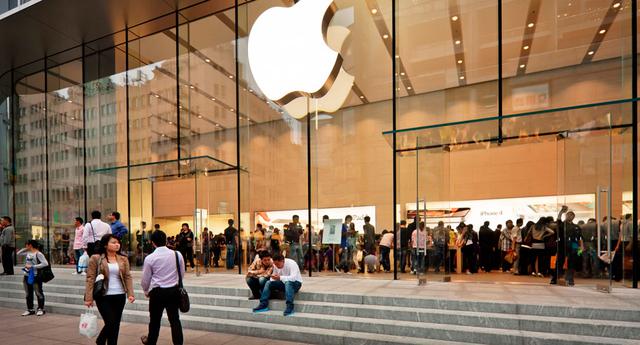 FOTO 12 | 12. El cliente enfadado "Piensa en el siguiente escenario: te encuentras ante un cliente enfadado que lleva esperando a que le atiendan 20 minutos y ahora está causando un gran escándalo, diciendo que se va a Microsoft a comprar el ordenador que quería. Resuelve el problema". (Foto: iStock)