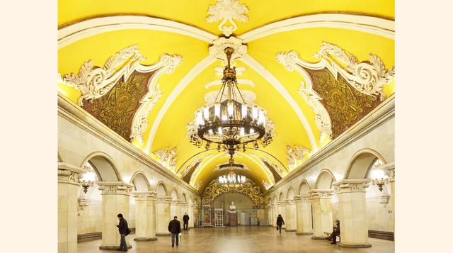 5. La estación Komsomolskaya en Moscú, Rusia, es una estación de inspiración neoclásica diseñada por Dmitry Chechulin. En el interior se puede apreciar techos y lámparas de araña que parecen sacados de los grandes salones de baile; además de mosaicos insp