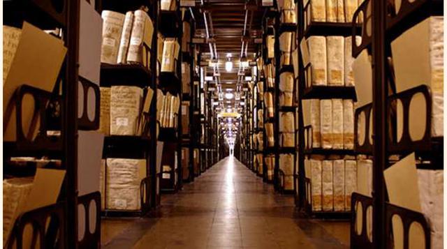 ARCHIVOS SECRETOS DEL VATICANO. Aquí se archivan todos los documentos papales desde el siglo XVIII. Se dice que si todos los volúmenes contenidos se pusieran en línea recta, alcanzarían los 80 kilómetros. Solo se permite consultarlos a un número muy reduc
