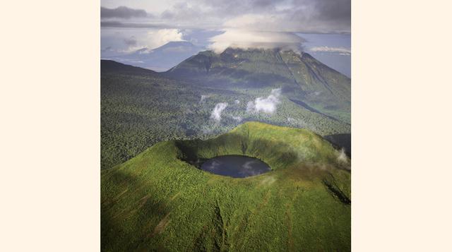 Volcán Bisoke, Ruanda y Congo. El volcán Bisoke, hoy extinto y con una preciosa laguna en su cráter, forma parte de las montañas Virunga, una cadena volcánica que une en hilera Ruanda, Congo y Uganda y que poco a poco va dividiendo en dos la placa tectóni