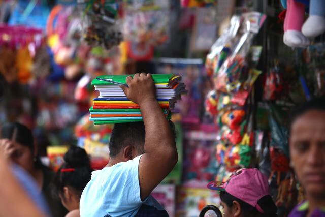 Foto 4 | Compre en volumen. Coordine con otros padres de familia. Realizar las compras escolares en conjunto es una gran opción, ya que obtendrá descuentos por comprar varias unidades de un mismo producto. (Foto: GEC)
