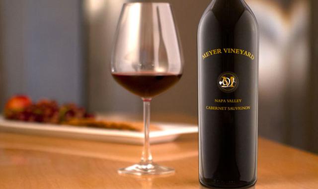 Foto 8 | Meyer - Cabernet Sauvignon Napa Valley 2014. Gordon Valley, en el extremo sureste del condado de Napa, todavía no tiene la fama de Oakville o Rutherford, pero sigue mirando. El Meyer Vineyard del magnate de los utensilios de cocina Stanley Cheng, que bordea el condado de Solano, es un tapiz de pequeños bloques plantados en las cinco principales variedades rojas de Burdeos. Puntuación: 95 Precio: US$ 70.