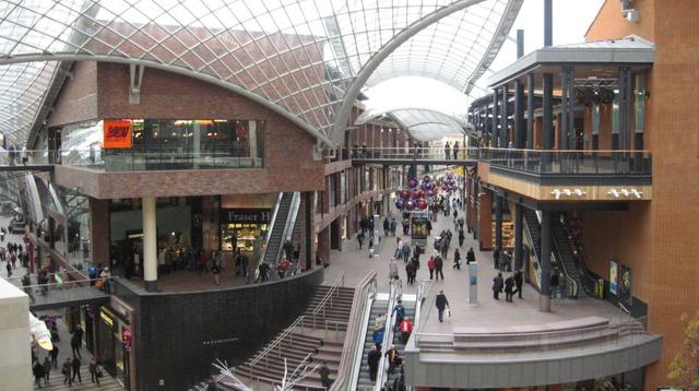 Cabot Circus (Reino Unido).El centro comercial acoge unas 140 tiendas y destaca por su ventilación natural e iluminación inteligente.