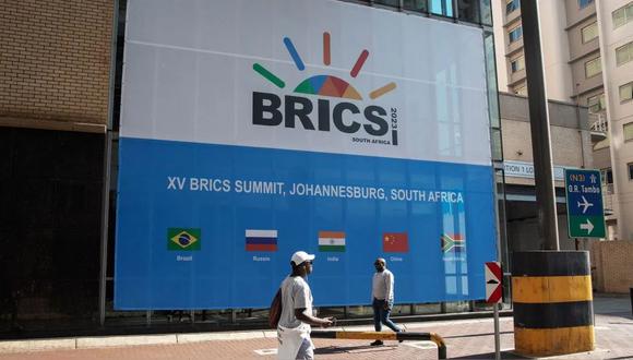Un cartel que anuncia la Cumbre BRICS 2023 en el Centro de Convenciones de Sandton, en Johannesburgo, Sudáfrica. | FOTO: AFP