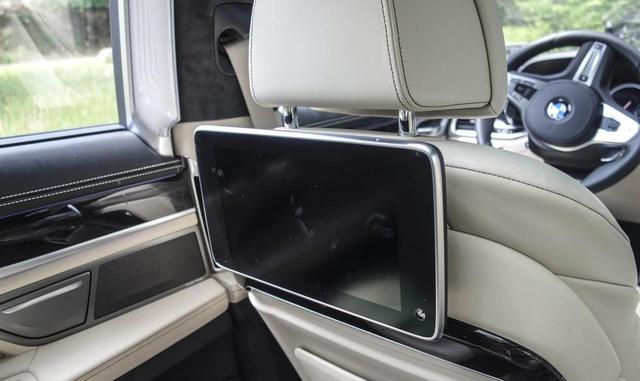 Tienen grandes diferencias con los autos M en sus chasis, desempeño y componentes, y son considerablemente más caros. Los vehículos M Sport como éste tienen mejoras cosméticas y algunos ajustes en cosas como la suspensión, los “splitters” y el escape pero