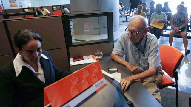 FOTO 2 | Afiliados a la ONP podrán hacer aportes a fondos privados. Si bien hay mucho espacio para mejorar, la reforma del sistema de pensiones se tiene que hacer sobre la base de lo bueno que ya existe, señaló Socorro Heysen, superintendente de la SBS. En ese sentido, refirió que mientras se crean los consensos necesarios para realizar la reforma, la SBS está preparando medidas para mejorar el sistema de pensiones del país. Una propuesta en la que están trabajando es permitir que los afiliados de la ONP puedan realizar aportes a fondos de pensiones privados, refirió en el marco de la CADE 2017. Inversiones Heysen indicó que vienen elaborando conjuntamente con el Ministerio de Economía y Finanzas (MEF) una medida para simplificar los límites a las inversiones locales que tienen las AFP. Hay una gran cantidad de restricciones a las inversiones, que dificultan las decisiones de elección del portafolio de las AFP, advirtió. Hay límites por sector, por emisor, por moneda (local o extranjera) y por combinaciones de todos los anteriores, detalló. 
(Foto: Andina).