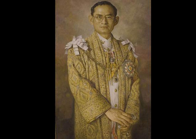 FOTO 15 | 1 El Rey Bhumibol Adulyadej de Tailandia. Patrimonio Neto: $30 mil millones (25mil millones) Su majestad, Bhumibol Adulyadej, fue conferido con el título Rey Bhumibol “el Grandioso” y rey de Tailandia desde el 9 de junio de 1946 hasta su muerte en 2017. En vida consiguió ser el jefe de Estado que más tiempo ha llevado en el cargo, un total de siete décadas. Fue el noveno rey de la dinastía Chakri también conocido como Rama IX.