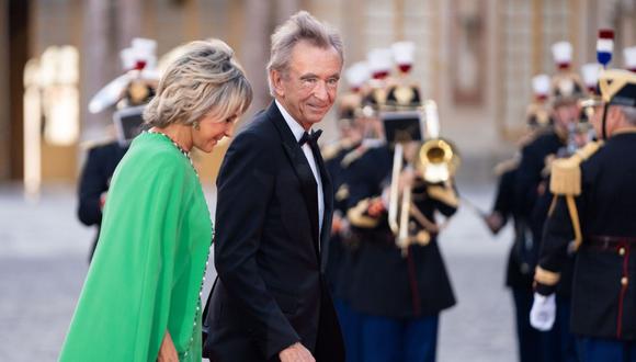 Bernard Arnault y su esposa Helene Mercier llegan al Palacio de Versailles el 20 de setiembre.