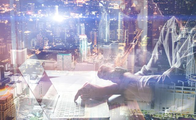 Tecnología
Por otra parte, el auge de la tecnología de información genera varias micro tendencias. Están los “nuevos luditas”, que evitan el mundo electrónico y los geeks sociales, que adoran la Internet. Los trabajos relacionados con la informática atrae cada vez a más mujeres. Estas son las “Tech fatales”. ¿Qué negocios podrían generarse para estos grupos específicos de consumidores? Nuevamente, la respuesta está en observarlos atentamente, generar encuestas y entrevistas con ellos y experimentar con propuestas para verificar que sean atractivos para tales consumidores potenciales. (Foto: Freepik)