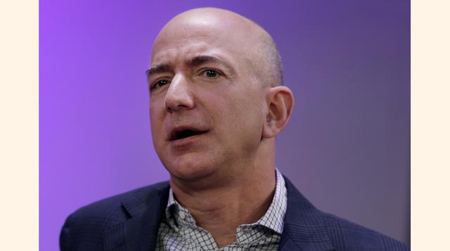 Jeff Bezos, fundador de Amazon, el gigante de las ventas por internet, encabeza la lista del sector tecnológico. Ganó US$ 26,800 millones en 2015 y su fortuna suma un total de US$55.400 millones. Según Bloomberg, es el quinto hombre más rico del planeta. 