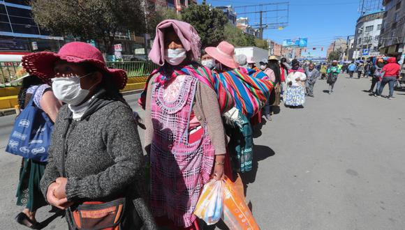 El gobierno de Bolivia anunció este jueves que el 1 de junio flexibizará la cuarentena sanitaria por el COVID-19 que está en vigor desde marzo, permitiendo la circulación con límite de horario de peatones y vehículos. (EFE/ Martin Alipaz)