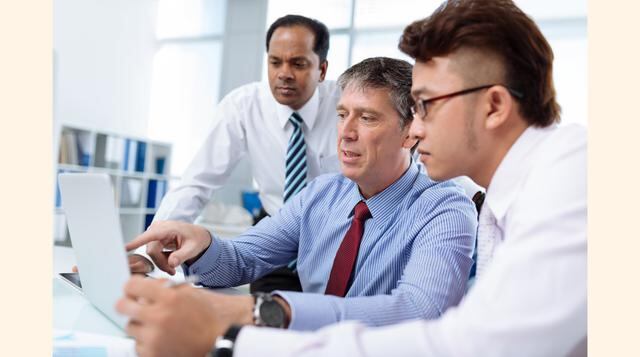 El interlocutor. Solicita una reunión formal con tu jefe inmediato. Es quien mejor te conoce y quien más capacitado está para valorar tus argumentos. Escoge el momento del día más adecuado y no avasalles. Tu impaciencia no hace más que aumentar los nivele