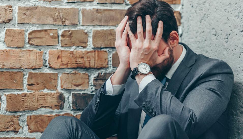 FOTO 1 | 1. Haz pausas
El nivel de atención promedio en personas trabajando depende del tipo de actividad; se estima que no se puede estar más de dos horas corridas extremadamente concentrados, por lo que es ideal hacer pausas cada hora y media; unos diez minutos de descanso o desconexión del entorno habitual serán suficientes para recargar energía y volver enfocar la atención. 

Prácticas que ayudan: sería ideal incorporar alguna rutina de estiramiento, alimentación saludable cada dos horas para no llegar con excesiva hambre a la comida principal, y practicar unos minutos de silencio. (Foto: Depositphotos)