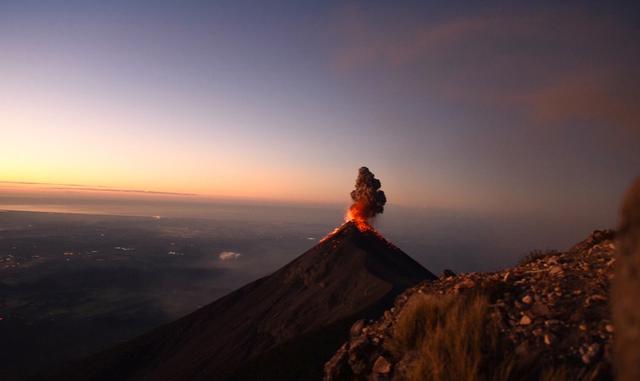 FOTO 8 | Mirar un volcán en erupción en Acatenango, Guatemala.