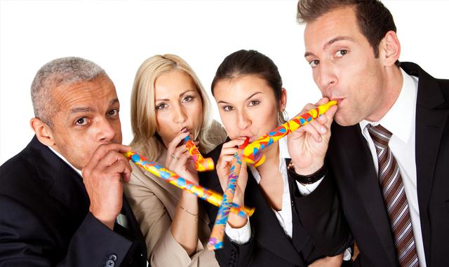 FOTO 3 | Tiempo libre para celebraciones. Las celebraciones dentro del horario laboral fomentan el compañerismo, el orgullo corporativo y demuestran interés y agradecimiento por parte de la empresa. Se podría considerar un aspecto muy importante para que el empleado se sienta satisfecho y parte de un equipo de trabajo integrado a su empresa. Se consideran celebraciones los cumpleaños de colaboradores, antigüedad en la empresa, días festivos, convivios, puertas abiertas para la familia, actos de bienvenida, entre otros.