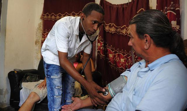 "En un día puedo ganar lo mismo que un enfermero en un mes, y un poquito más", justifica el enfermero. Estévez remata: "En un bufete no voy a ganar ni la mitad de lo que gano ahora mismo haciendo de estatua viviente".