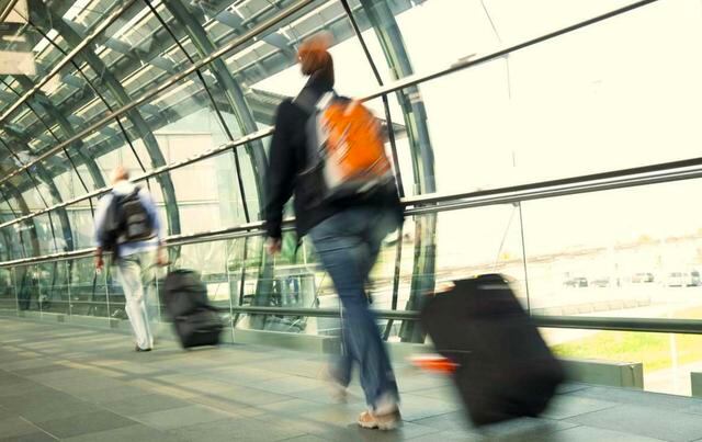 FOTO 35 | ELIGE UNA TARJETA DE RECOMPENSAS QUE TENGAN VENTAJAS LUCRATIVAS Y FLEXIBILIDAD. Si viajas de vez en cuando, evita limitarte a obtener beneficios de estatus de élite, como embarque prioritario y equipaje facturado gratis viajando, dice Dubash. "La mayoría de los hoteles y las líneas aéreas tienen tarjetas de crédito que te otorgan el nivel de entrada o estatus intermedio con la mayoría de las aerolíneas y hoteles", explica. Además, el próximo año, American Express presentará "una tarjeta de crédito Hilton premium que te otorgará el estatus Hilton Diamond de primer nivel", dice. Alternativamente, invierte en una tarjeta de crédito flexible que te permita transferir puntos con socios. Por ejemplo, los titulares de tarjetas pueden transferir puntos de Chase Ultimate Rewards (Máximos beneficios de Chase) al World of Hyatt (Mundo de Hyatt) por una atractiva tarifa de 1 a 1, y transferir puntos de American Express a Hilton Honors en una tasa de transferencia de 1 a 1.5. (Foto: Getty)