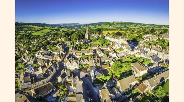 Painswick (Gloucestershire). Localidad conocida como la ‘Reina de los Costwolds’, es un embrollo de estrechas calles que acogen el edificio más antiguo que albergó una oficina de correos en el Reino Unido. La parroquia local de Santa María está escoltada 