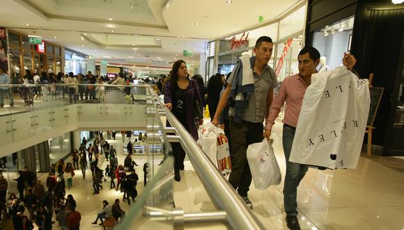 Ingresos de empresas de retail aumentan por mejora en consumo.